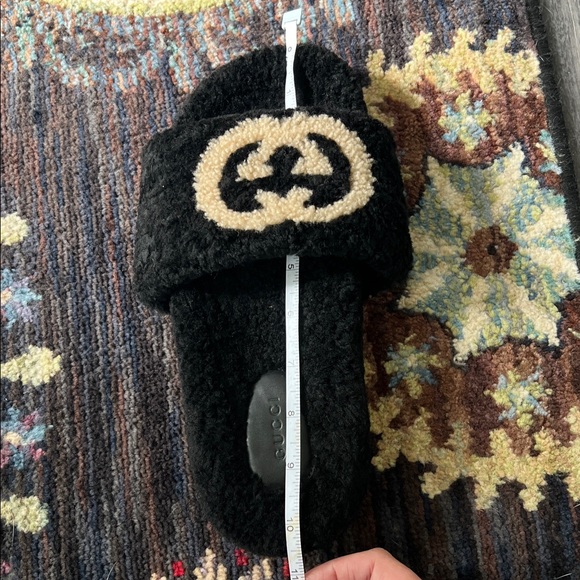 Gucci Interlocking GG Shearling Slides - Picture 15 of 16